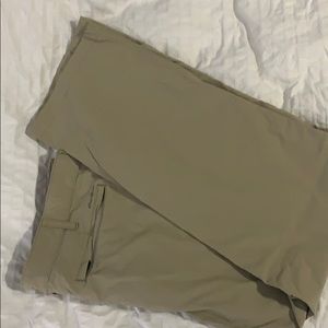 Well maintained Eddie Bauer Travex pant.